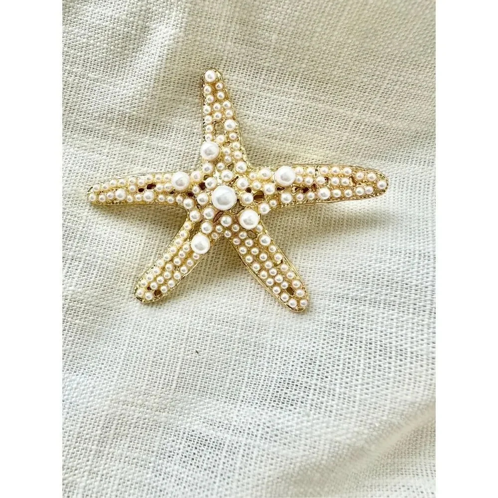 Faux pearl and gold starfish hair clip ￼